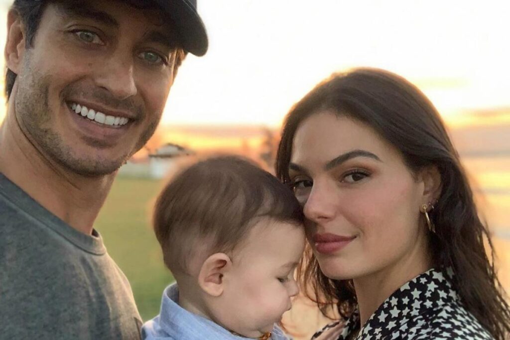 Isis Valverde com o marido e filho