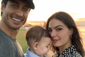Isis Valverde com o marido e filho