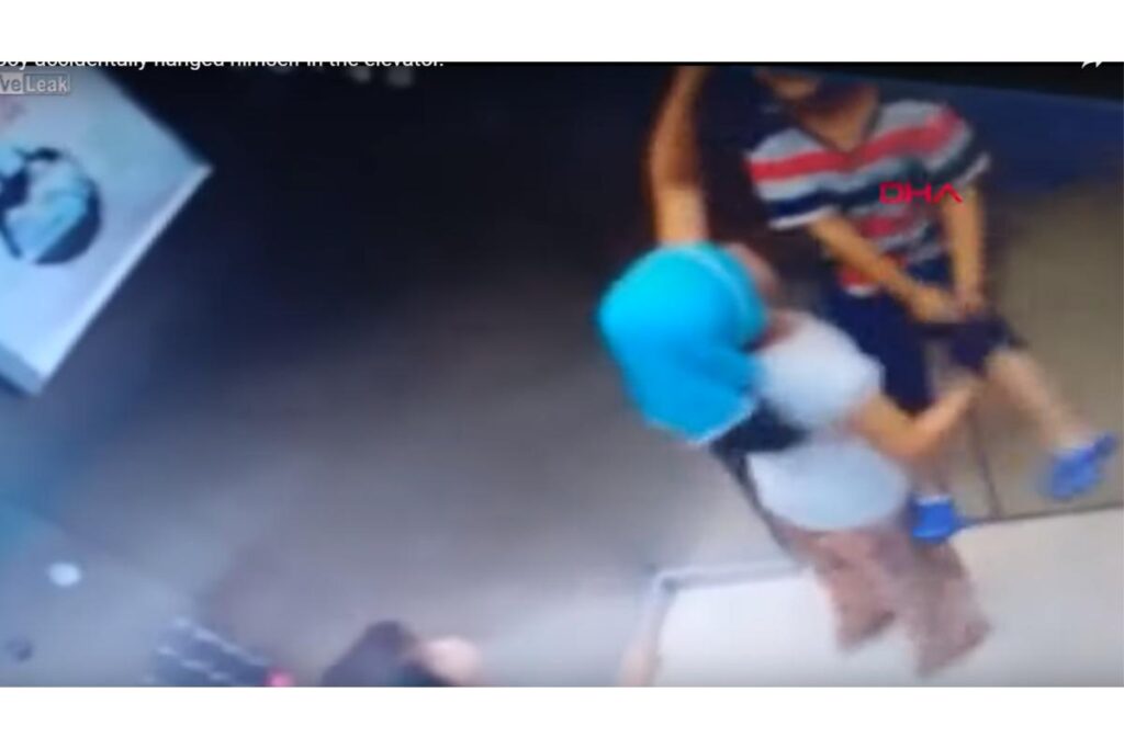 A corda do menino ficou pra fora do elevador