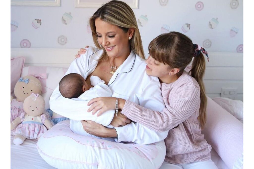 Titi amamentando a filha