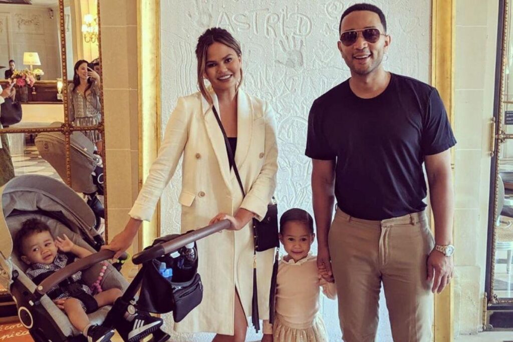 Chrissy com seus dois filhos: Luma e Miles. Seus seguidores ficaram abismados com a semelhança entre os dois