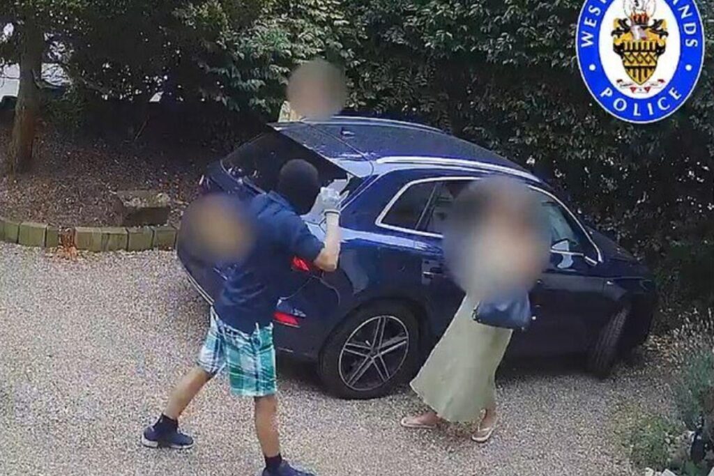 As cameras de vigilância captaram todo o momento