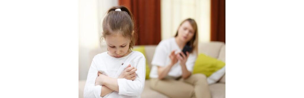 A avó quis explicar para a filha o porquê do filho adotivo dela não participar da foto de família