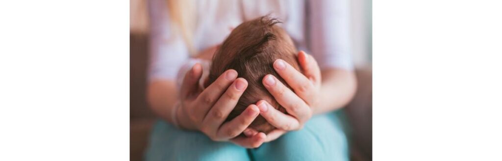 O DIU aparece preso no cabelo do recém nascido