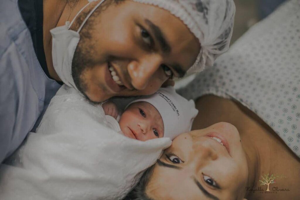 O cantor segurando a filha em seu colo