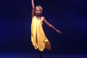 A menina participou do festival de dança de Salvador e conquistou sua primeira medalha no campeonato