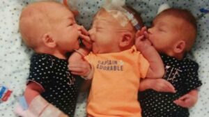 Dannette com os filhos na maternidade