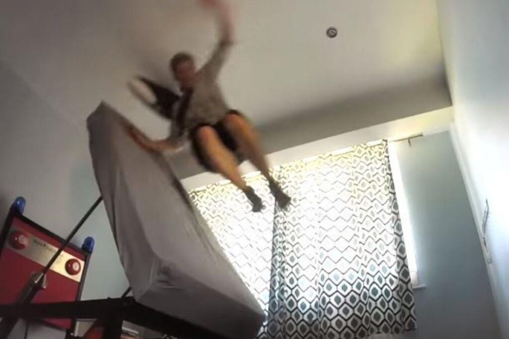 Cama ejeta pessoas que tem preguiça de levantar cedo