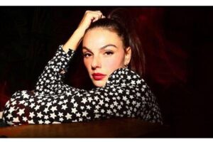 Isis Valverde foi visitar Tata Werneck