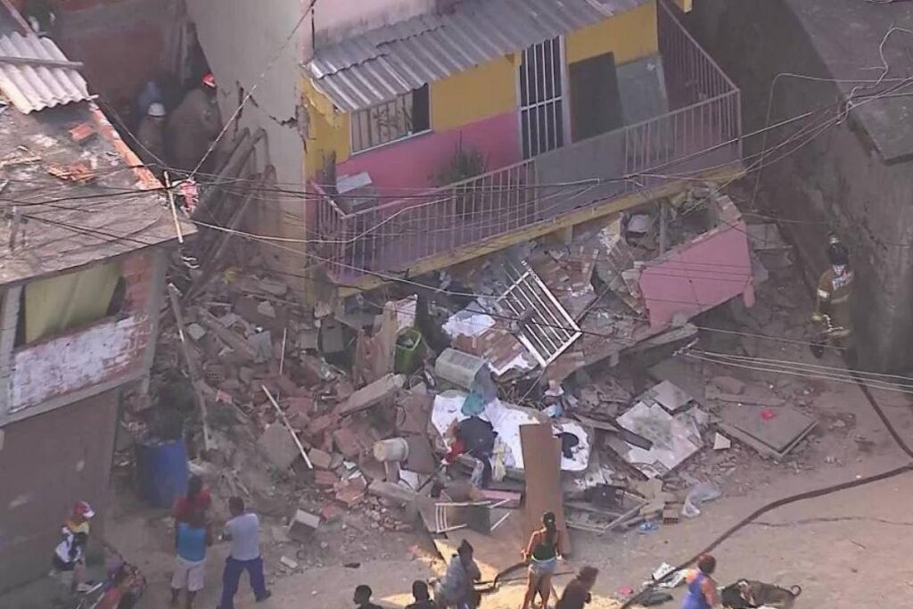 A mãe sendo socorrida