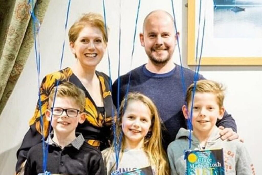 Um dos gêmeos de Alex e os outros filhos que também são gêmeos