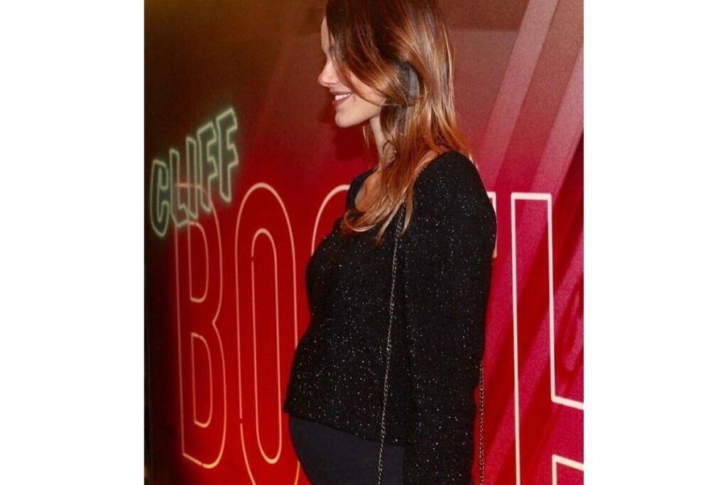 Laura Neiva com o esposo curtindo o novo filme de Tarantino