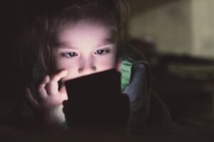 Os cuidados que os pais devem ter com as crianças usando celulares