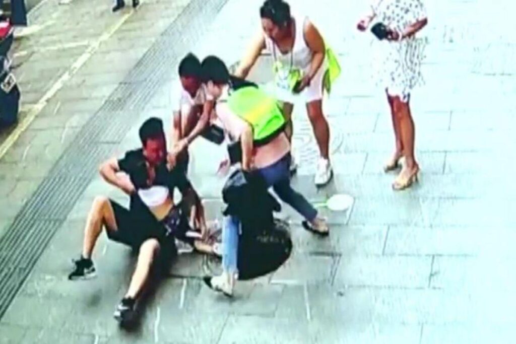 Momento em que o pai deita de bruços para recuperar o seu filho