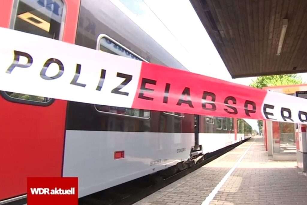 As pessoas se aglomeram para socorrer a família.