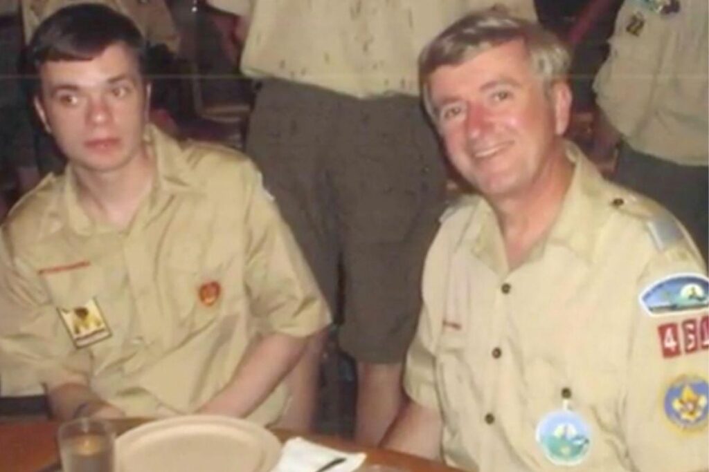 Timmy ao lado do pai, Ed Hartgate