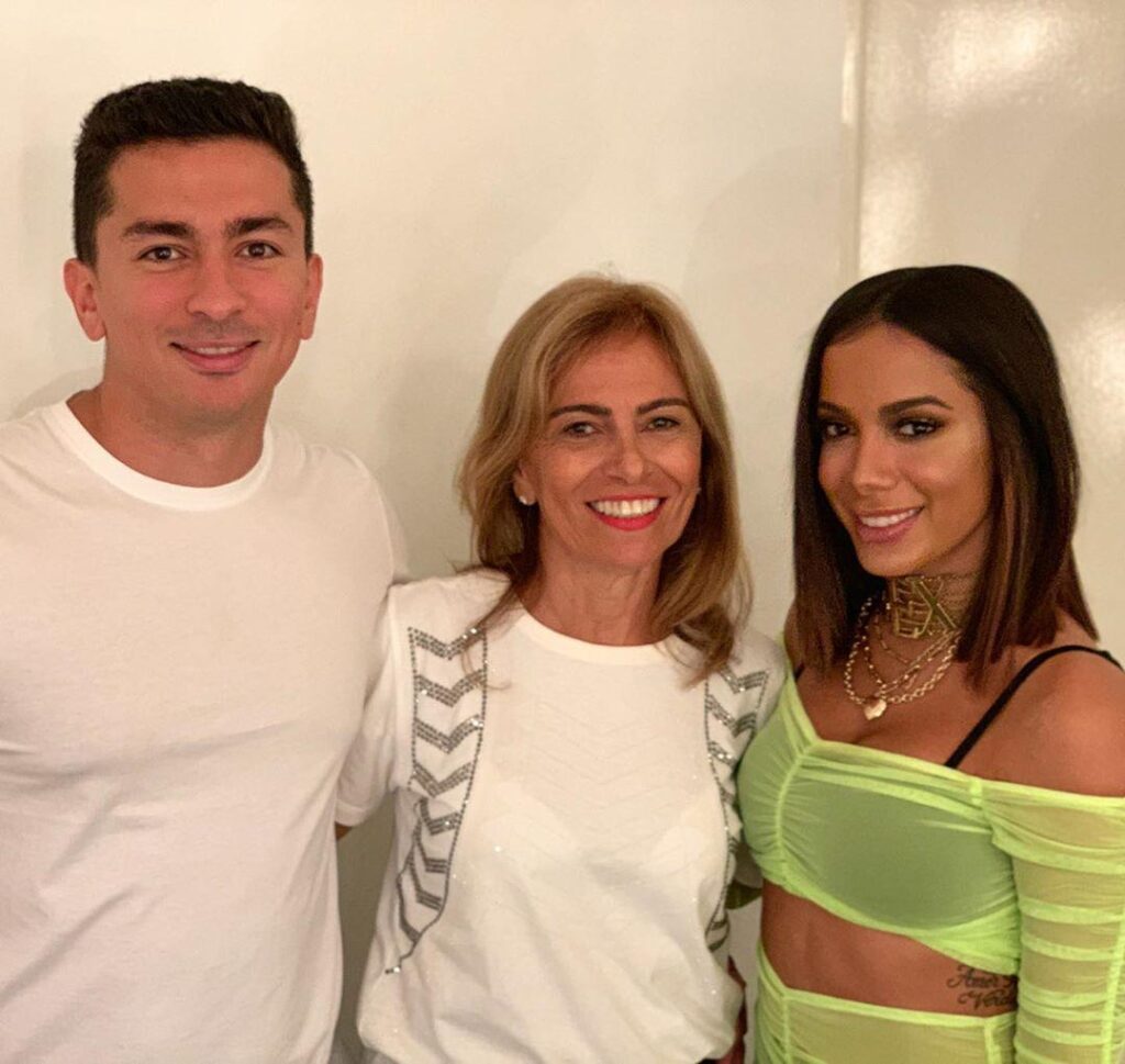 Anitta com a mãe, Miriam Machado, e o irmão, Renan Machado. –