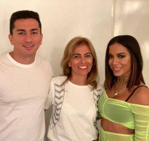 Anitta com a mãe, Miriam Machado, e o irmão, Renan Machado. –