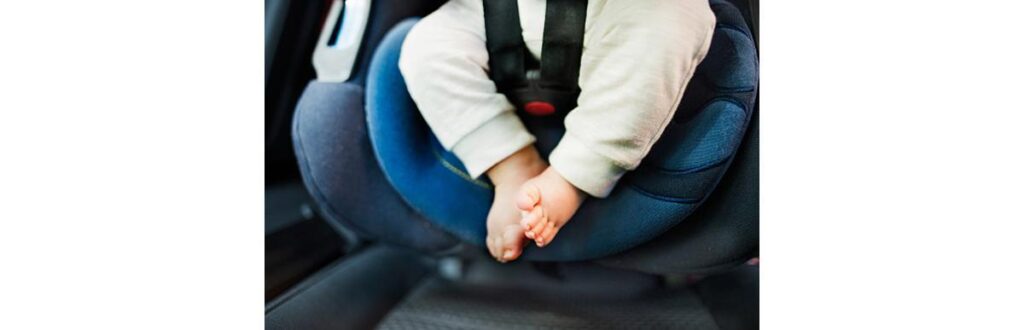 Criança é esquecida dentro de carro