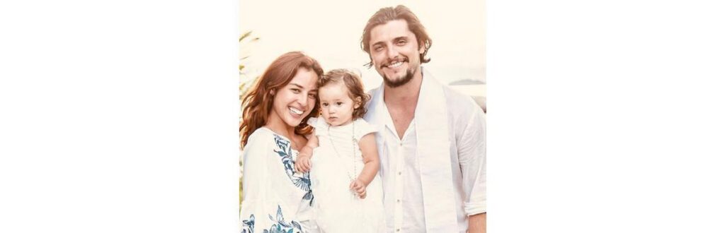 Ana Sang beijando a neta no rosto