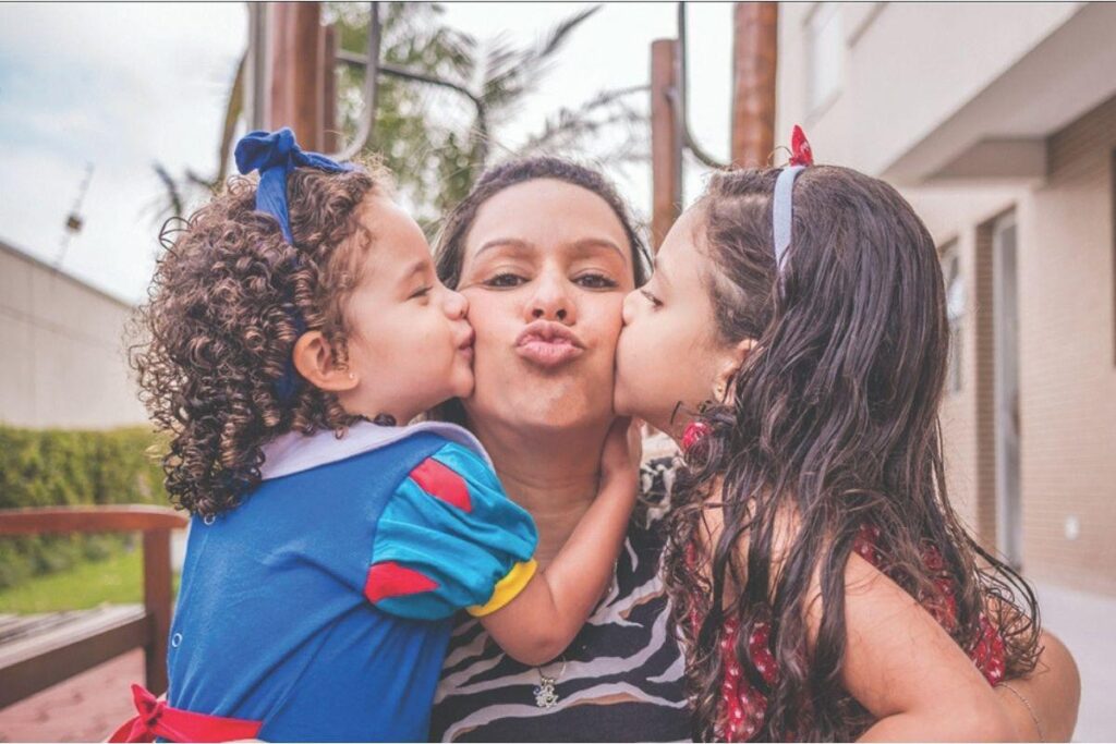 Fernanda com as filhas Maria Luiza, 5 anos, e Valentina, de apenas 2 anos