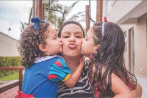Fernanda com as filhas Maria Luiza, 5 anos, e Valentina, de apenas 2 anos