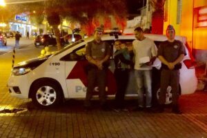 Mãe posa com o grupo de políciais que salvaram seu bebê