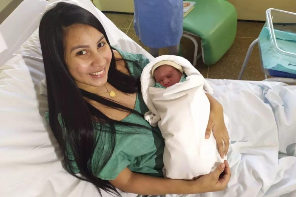 Marília após dar a luz a Murilo dentro do carro