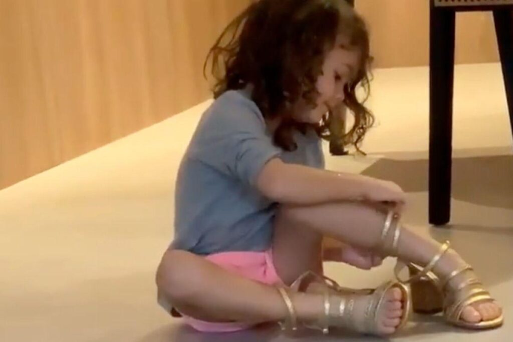 Sol de Maria desfilando com os sapatos da avó