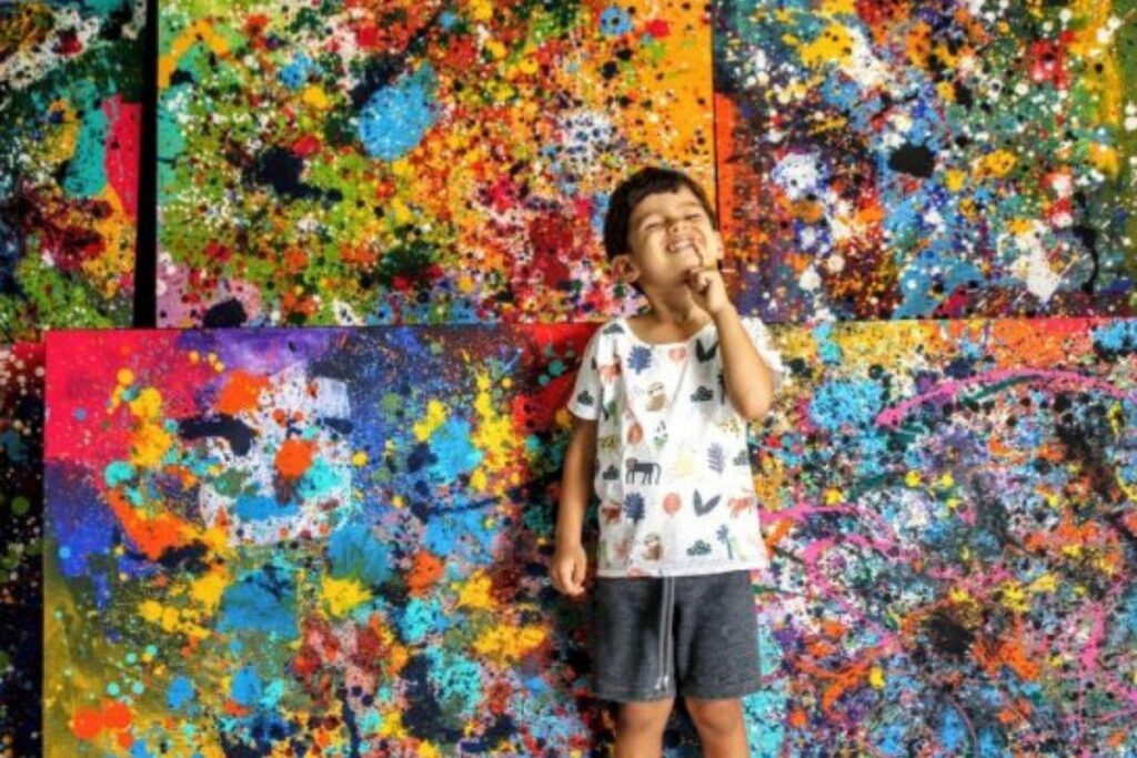 Menino autista usa a arte como distração