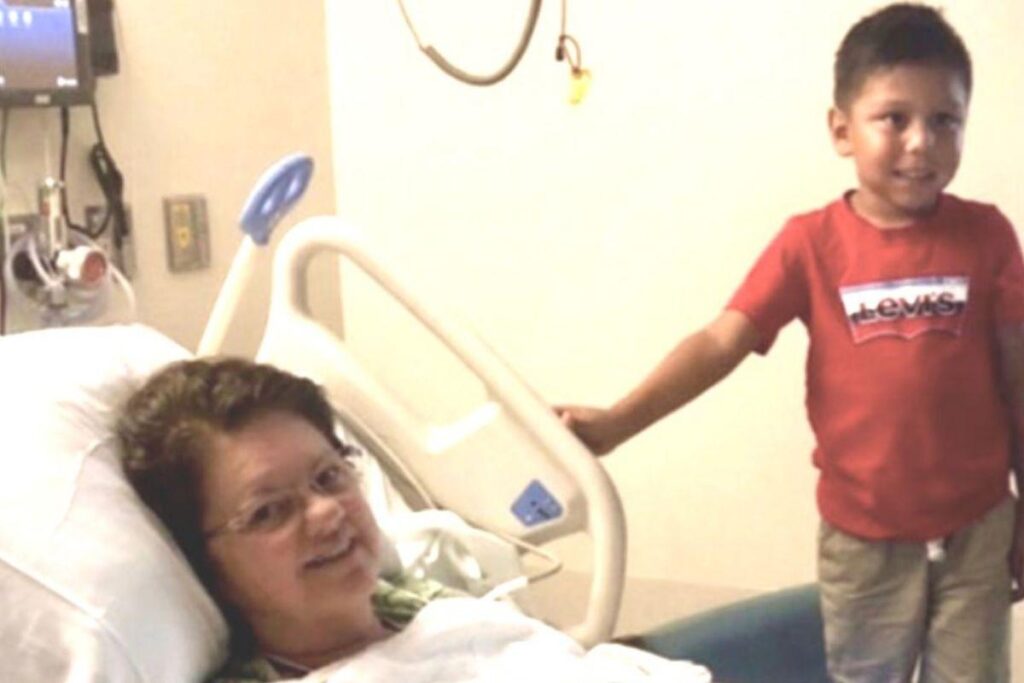 Menino salva professora após queda na escola