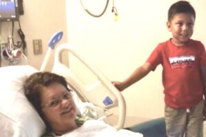 Menino salva professora após queda na escola