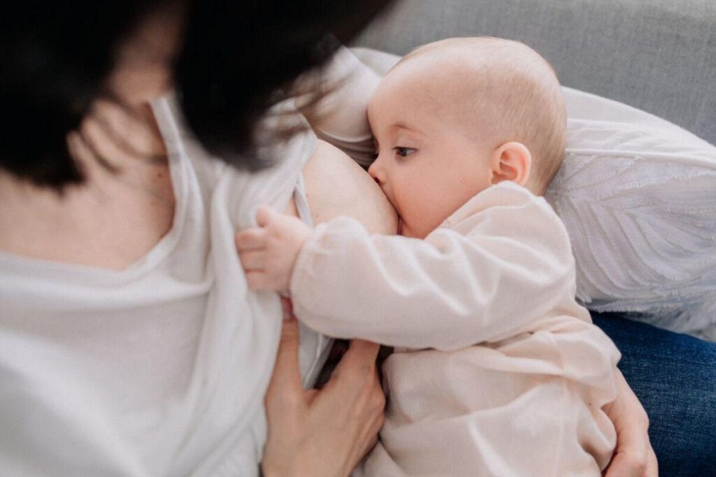 Amamentar a noite pode deixar o bebê mais relaxado