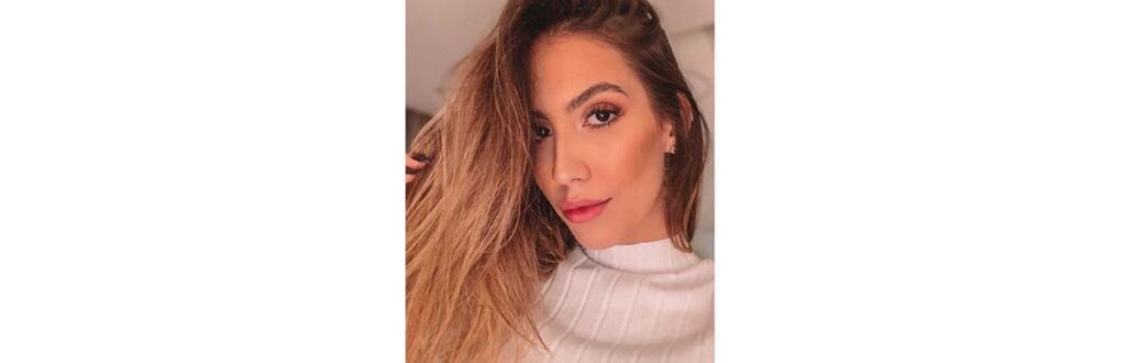 Gabi Brandt mostra filho tomando banho