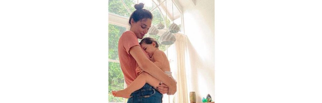 Débora não pode embarcar com a filha para São Paulo