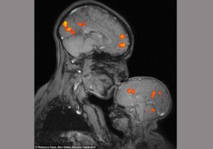 Mãe e filho trocando carinho