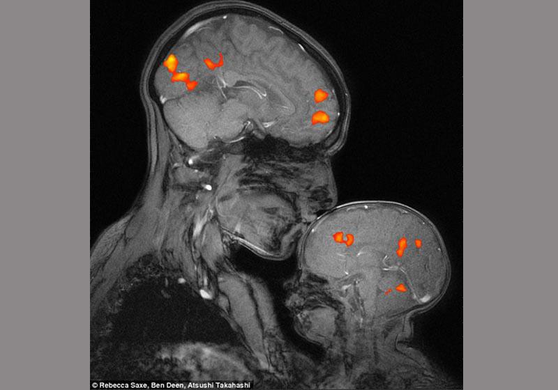 Mãe e filho trocando carinho