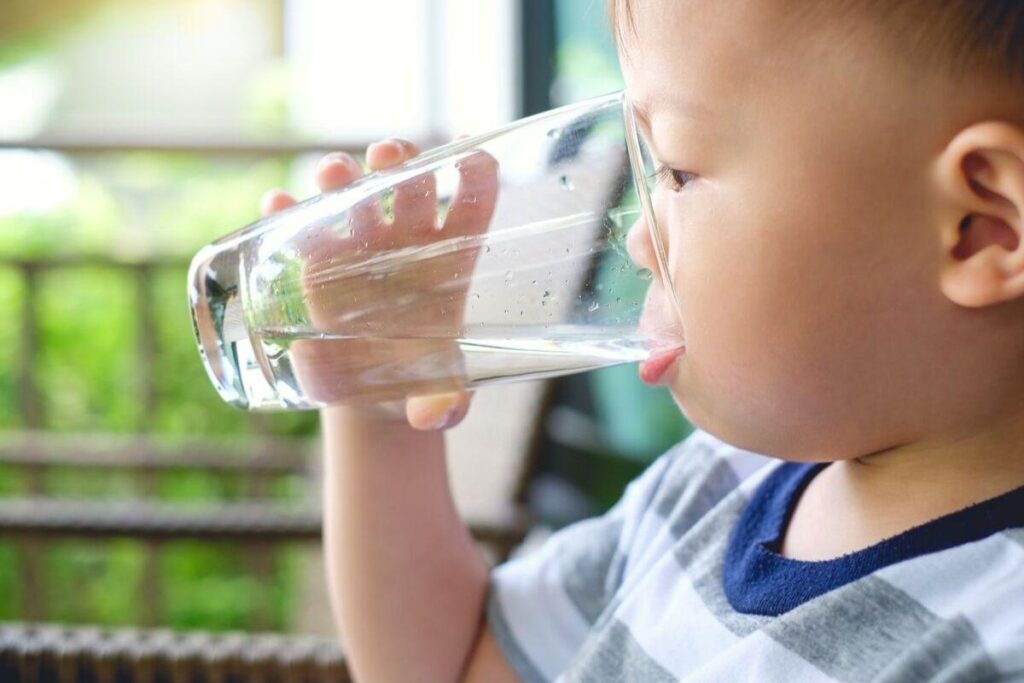 Não beber água aumenta 100 calorias