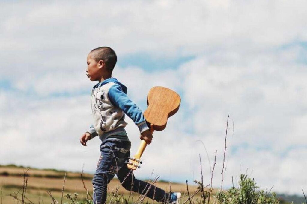 Empresa cria violões de sucata