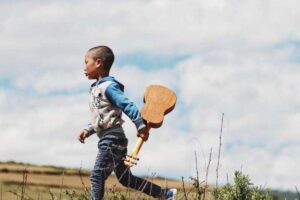 Empresa cria violões de sucata