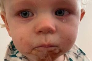 A mãe achou que o menino estivesse com um cordão na boca