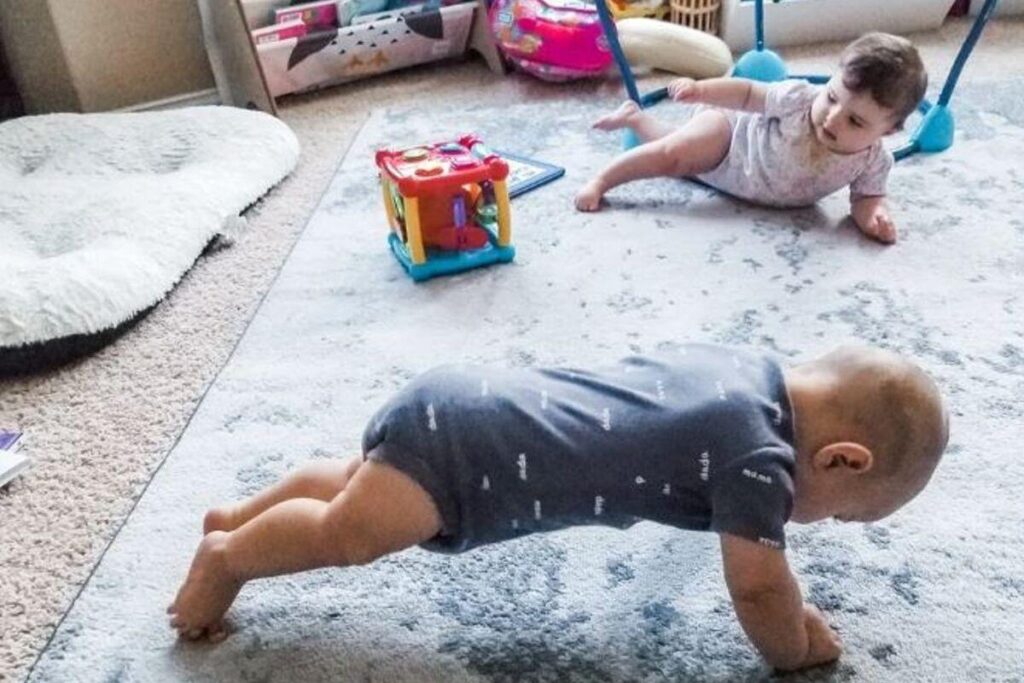 A criança observava a mãe fazer exercícios e passou a imitá-la