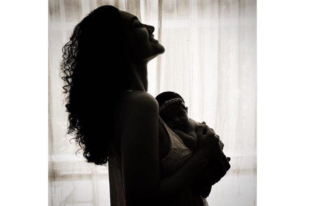 Debora Nascimento aparece amamentando a filha