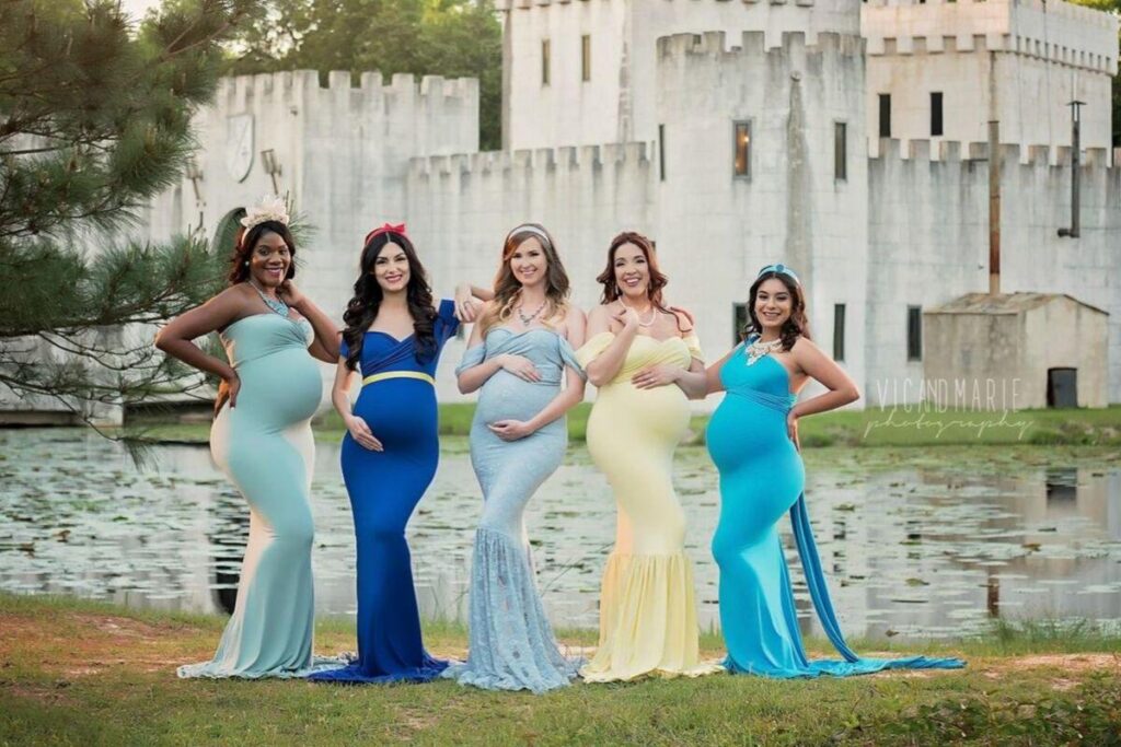 Mães vestidas de Jasmine, Tiana e Cinderela