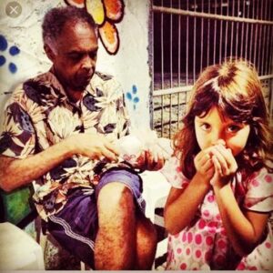 Gilberto Gil cantando com a neta