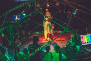 Pesquisadores estudam cérebro de crianças enquanto assistem teatro