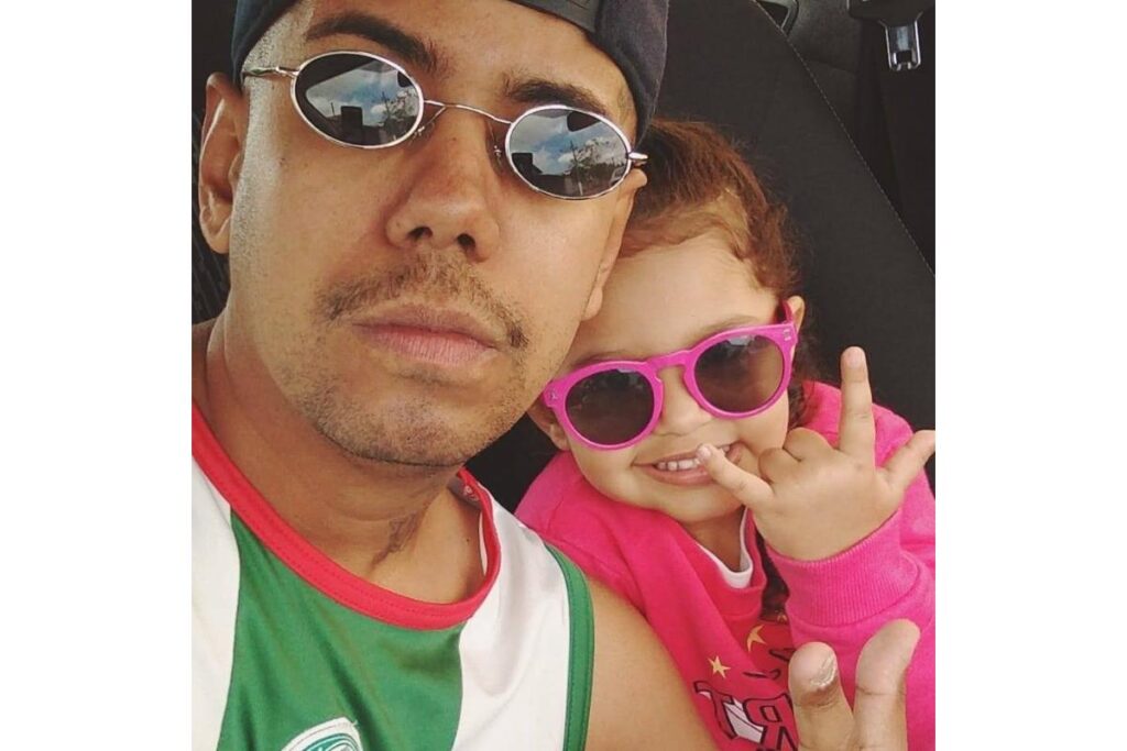 O primeiro passo é levar para comer e depois segurar a bolsa