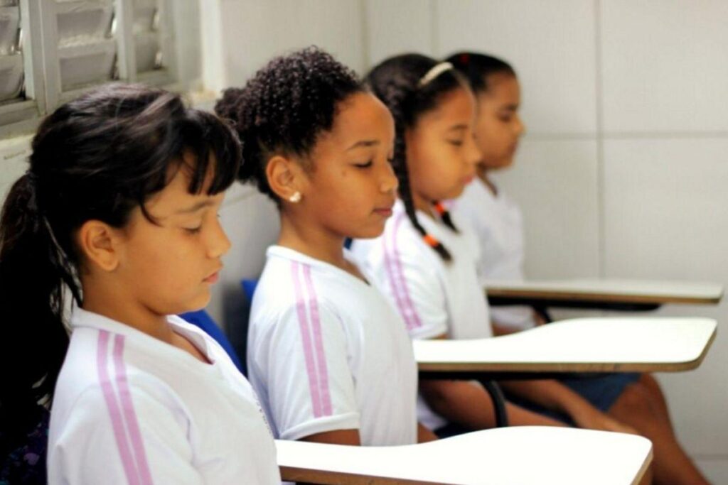 Do ensino infantil ao colegial, todos praticam a meditação