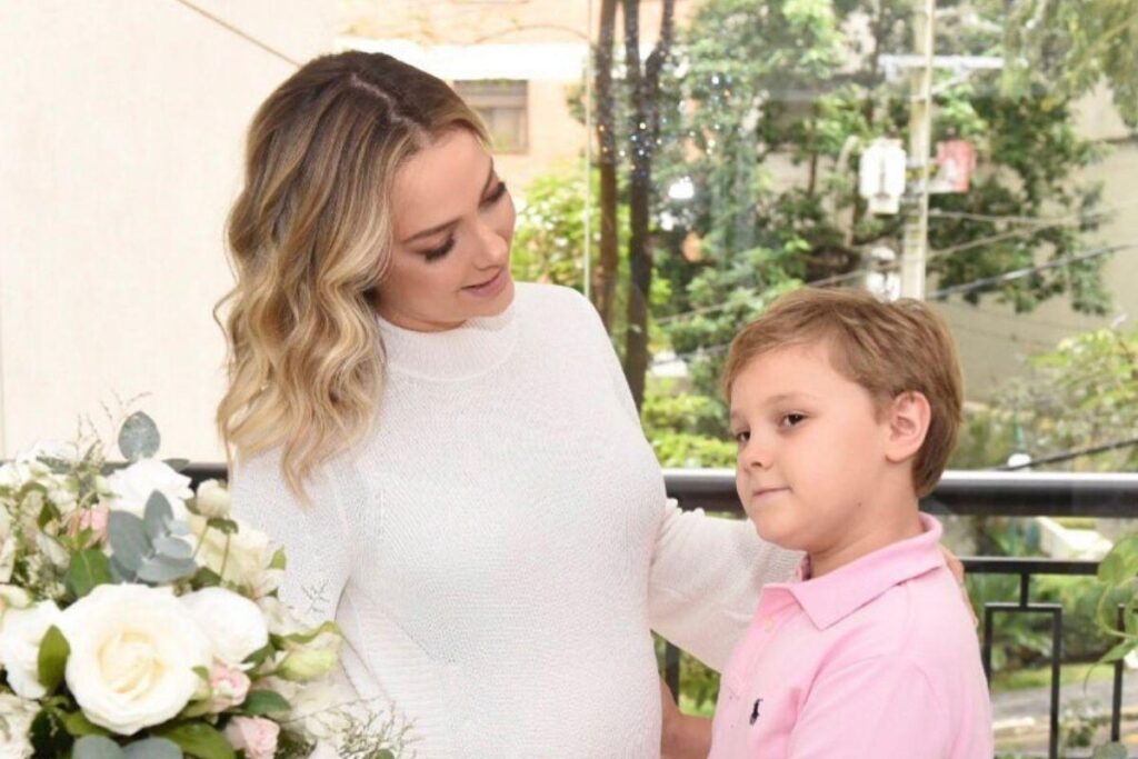 Carol com Valentin no colo