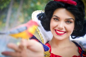 Branca Neve acalma menino autista em parque da Disney